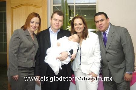 02112006
La pequeña Valeria acompañada de sus papás, Carlos Eduardo Silos y Alejandra Calderón Flores, y los señores Alfonso Vázquez Ayala y Mónica Hernández Maraboto.