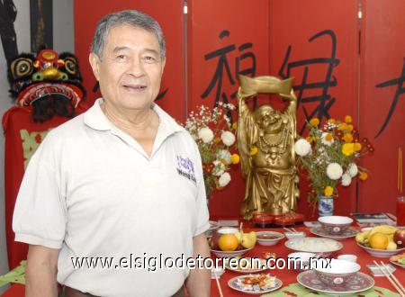 02112006
Manuel Lee Soriano encabezó el altar de muertos de la Unión Fraternal China de La Laguna,