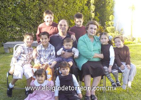 02112006
José Antonio y María Angélica con sus nietos Rogelio, Diego, Pablo y Andrés Villarreal Lamberta; Sergio, Rodrigo y Jimena de la Garza Lamberta; Regina y Paulina Russek Lamberta.