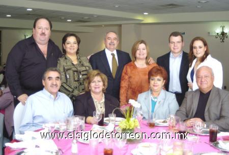 02112006
Luis E. Hernández, Tere de Hernández, Carlos Silos, Ale Calderón, María Emilia Flores, Óscar Calderón, Patricia Murra, Mario Villarreal, Guillermo Flores y Leticia Flores.