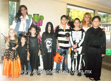 02112006
Rogelio Ramos Morales y su mamá Lucía de Ramos, acompañados de Raúl Quiñones, Carlos Zúñiga, Martha Elena y Mary Jose Llama, Madison Smith y la señora Martha de Llama.