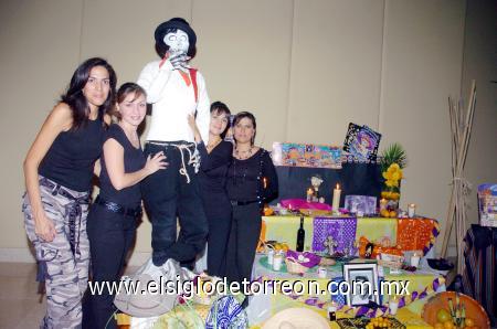 03112006 
Bere Santos, Lily Aranda, Paty Mota y Blanca Fernández dedicaron su altar a Cantinflas.