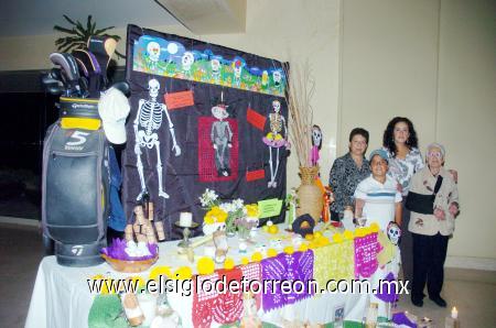 03112006 
Loreto de Zamora, Teresa Zamora, Emiliano López y Tere de López, junto al colorido altar que montaron.