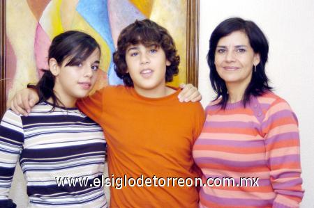 03112006 
Patricia Núñez Pedroza, Omar Taúl Núñez y Aída Taúl Núñez.