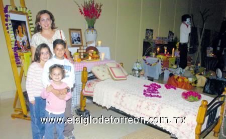 03112006 
Tere Muñoz con sus hijos Andrés, Paula y Carla, junto al altar de Frida Kahlo.