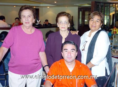 04112006 
Dora Perches, Socorro Martínez y Emma Rodríguez con el sacerdote José de Jesús García