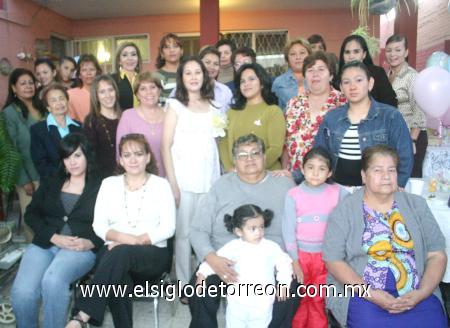 06112006
Rosa María Aguilera disfrutó de una fiesta con motivo del cercano nacimiento de su bebé, aquí con Rosaura Godoy de Contreras, Margarita Valenzuela de Contreras, Mary Cortez de Contreras e Ivett Artea.