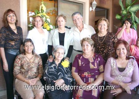 07112006
Flora de García con sus hijos Manuel, Hortensia, Gloria, Yolanda, Elvia, Elvira, Rosy y Norma.