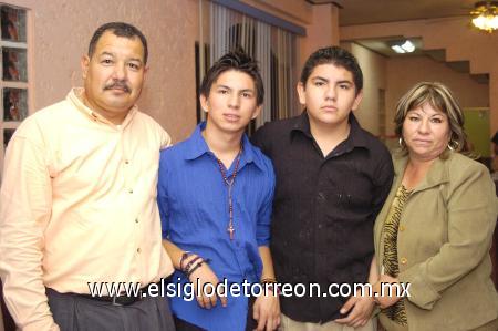 06112006
Jesús Mauro Medina Castillo festejó su cumpleaños en días pasados, con una agradable fiesta que le organizaron sus papás, Mauro Medina y Ana María Castillo y su hermano Roberto.