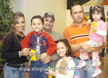 06112006
Oralia de Aguirre, Arturo Aguirre, Nassim Limones, Salma Aguirre, Ray y Vivi Isaís.