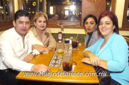 06112006
Roberto Velázquez, Imelda de Velázquez, Imelda Velázquez y Ana Mexsen de Velázquez.