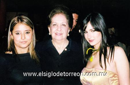 07112006
Doña Carolina Abusaid de Peña con sus nietas Tessy Rodarte de Sepúlveda y Anavic Peña Alanís, en el festejo que se le ofreció en días pasados con motivo de su cumpleaños