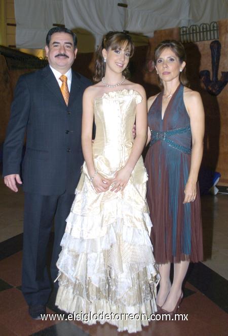 07112006
Nicole Bello Luján junto a sus padres, Lázaro Bello y Liz de Bello.