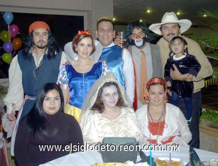 05112006 
Alejandra de Rodríguez en compañía de su esposo Roberto y sus amigos Fernando Cordero, Laura Cueto, Enrique, Fátima y Samanta Rayos, Arlette Cueto y Tere Arriaga.