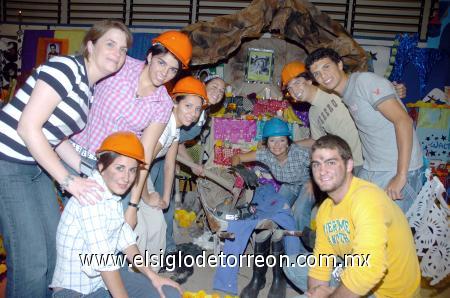 05112006 
Cristina Fuentes de Sesma, Ana Isabel Cervantes, Ale Mascorro, Daniela Cabral, Mara Fajer,Araceli Bernal, Yamder Rodríguez, Héctor Luján y Eduardo Sesma dedicaron su altar a los mineros de Pasta de Conchos.