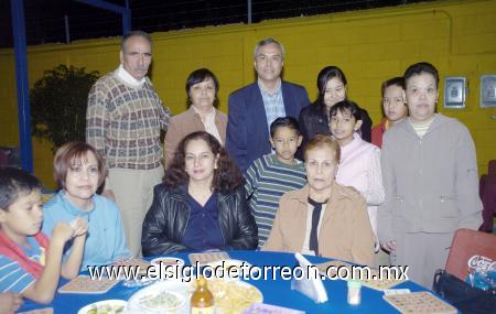 05112006 
Familias Chong López, Chong Alcalá y Rodríguez Chong, presentes en el bingo.