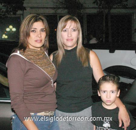 05112006 
Karla Abdo, Mary Carmen Bustamante y Édgar Wolf.