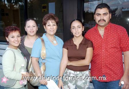 05112006 
Marian y Kasandra Varela, Patricia Mata, Brenda Fernández y Érick García.