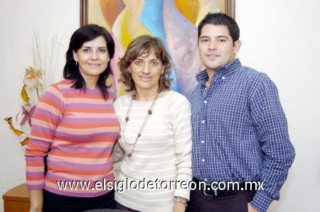 05112006 
Patricia y Gina Núñez y Luis Alberto Maeda.