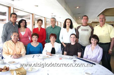 08112006
Alberto Flores y Elisa Guerrero fueron festejados con motivo de sus cumpleaños, por sus amigos .