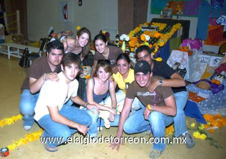 08112006
Tenssy Meléndez, Lily Leal, Fernando Diez, Manolo García, Valeria Gutiérrez, Pedro Castro, Jackie McBride y Juanjo Fernández, en su altar al señor Alberto Leal Tagle en el Tecnológico de Monterrey.