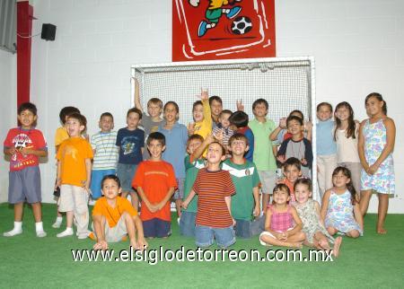 09112006
Lázaro junto a sus invitados, en su fiesta de cumpleaños.