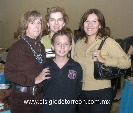 08112006
Carmen de Cabello, Santiago Cabello, Laura de Stens y Claudia de Canedo.