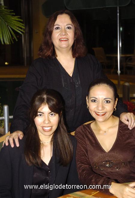 08112006
Edith Macías, Dulce Romo y Rocío de Romo.