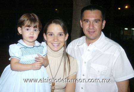 08112006
Fernanda Sada Galán con sus papás, Alex y Begoña Sada.