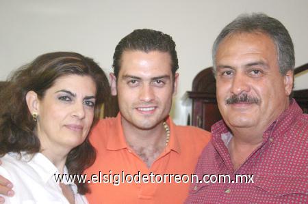 09112006
Alfredo Alarcón con sus papás, Alfredo y Carmen Alarcón, el día que festejó su cumpleaños.