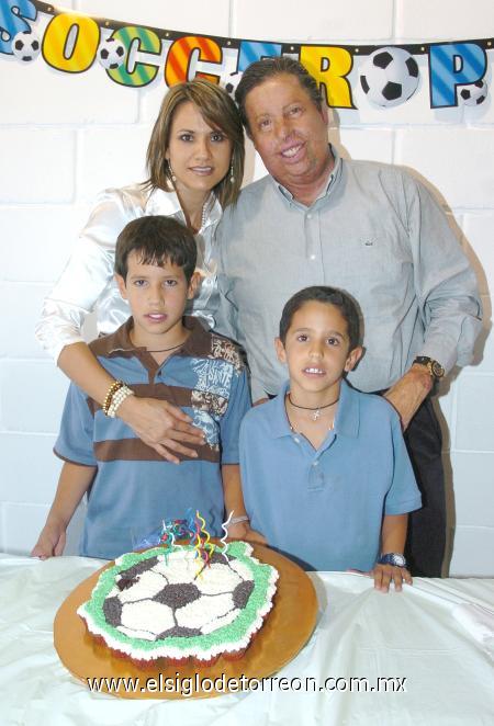 09112006
Lázaro Treviño Fajer con Raúl y Claudia Treviño y su hermano Adrián.