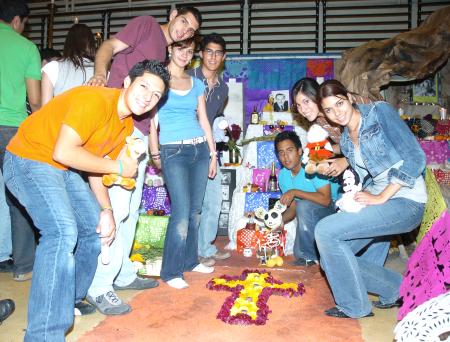 09112006 
Víctor Carrillo, Israel González, Karen Guajardo, Jacob Vázquez,José Sarmiento, Mónica Sandoval y Neysla Buil dedicaron su altar a Walt Disney.