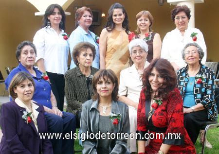 11112006 

 Consuelo García Ávalos recibió sinceras felicitaciones de sus familiares y amigas en la despedida de soltera que le organizaron