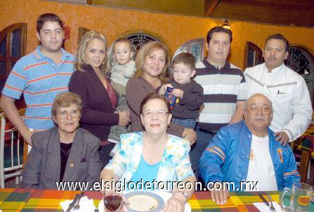 12112006 
Doña Eustolia acompañada de Felipe de los Reyes, Francisco Castañeda, Oralia Carrasco, Manuel Mancha, Gaby de Domínguez, Martha de Mancha, Gabriel Rivas y los niños Caleb y Alex.