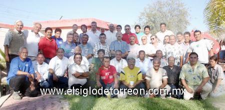 12112006 
Grupo La Legalidad, amigos de la infancia, quienes se reunieron en días pasados en conocida quinta campestre de Ciudad Lerdo, donde disfrutaron de una rica comida y compartieron agradables momentos.