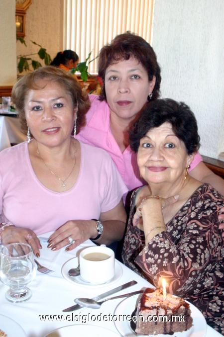 12112006 
Ernestina de Cháidez celebró su cumpleaños acompañada de Peque Cruz y Queta de Alba.