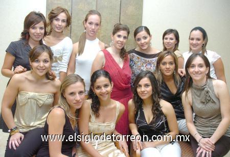 16112006
Pilar López Amor Necochea acompañada por un grupo de amigas, en la despedida de soltera que se le ofreció por su próxima boda con Arturo Tijerina Flores a efectuarse el nueve de diciembre.