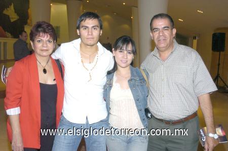 15112006
Guadalupe Madrigal, Antonio Madrigal, Isabel Loya de Holguín y José Holguín