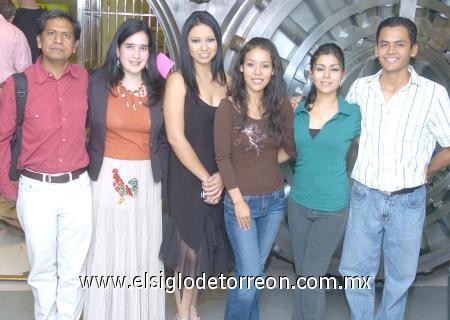 16112006
Gustavo Montes, Idoia Belausteguigoitia, Linda Pérez, Miriam Puente, Sonia Díaz y Luis Sánchez, en reciente exposición pictórica.