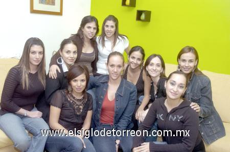 17112006 
Pily López Amor Necochea junto a sus amigas Karol Iza, Rina Gilio, Gaby Delgado, Susana Castil, Fabiola Mexsen, Deneb Garza, Elizabeth Tinoco, Marilé Ávila y Angie Villarreal, en su fiesta de despedida.