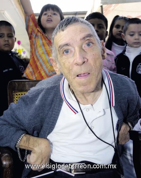 17112006
Con una fiesta en la escuela, Toño Flores de la Fuente celebrò sus 60 años de vida.