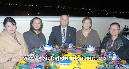 17112006 
Gaby Nava, Sonia Salum, Romualdo Segovia, María Luisa Dingler y Angélica de Mercado.