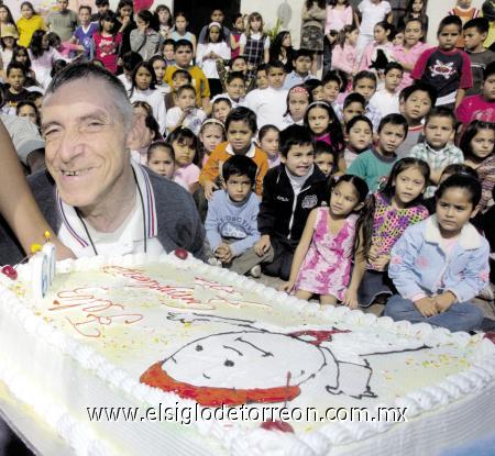 17112006 
Muy feliz, Toño apagó la vela de su pastel.