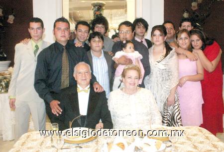 20112006
Gustavo Lastiri Granados y Alejandra López de Lastiri festejaron sus Bodas de Oro, en compañía de sus hijos Consuelo, Juan José, Alejandro, Gustavo y Georgina, sus nietos y demás familiares.