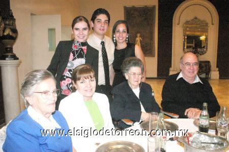 20112006
Marcela García de Alba, Memo y Pamela Camarillo, María Esther de Hiriart, María Esther de García de Alba, María del Rosario Madero de García de Alba y Raúl García de Alba Madero.