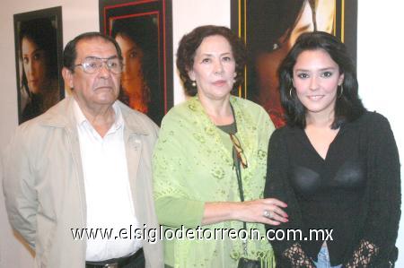 20112006
Juan José Alemán, Carolina López de Alemán y Carolina Alemán López, en reciente actividad cultural.