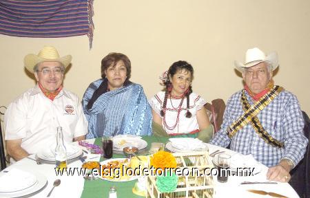 20112006
Manuel Atilano, Ome de Atilano, Lili Muñiz y Armando Muñiz.