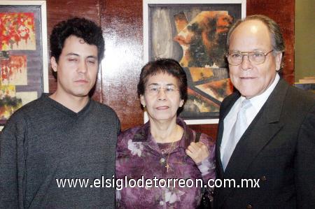 19112006 
El maestro Juan Basilio con María de Jesús de la Rosa y Omar Pérez.