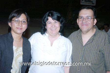 19112006 
Nadia Contreras, Gabriela Nava y Jayme Sifuentes.