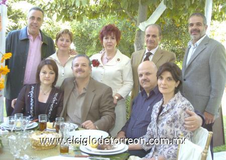 22112006
Mery Jaik, Rosy Poyaso y José Poyaso, Tere Chico de Pons, Gerardo Pons, Ramón Bulnes y María Emilia de Bulnes acompañaron a los felices esposos.